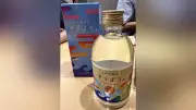 「空飛ぶ焼酎」が好評、耕作放棄地で育てたサツマイモ原料に航空会社と自治体が連携