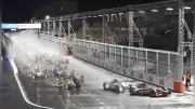 フォーミュラE東京大会、ナイトレースで都会の夜景を背景に疾走