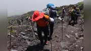 富士山富士宮・御殿場ルート開山、入山料4000円に理解広がるも家族割引提案も
