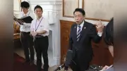 福岡知事、海外活動を最低1年見送り 第三者委設置へ方針転換