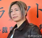 GACKT、北村一輝に渋谷でバースデーサプライズ ドラマ『ブラックトリック』制作発表