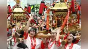 法被にねじり鉢巻き、女性80人が「ギャルみこし」で天神祭盛り上げ