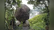 今にも落ちそうで落ちない奇岩「鯖くさらかし岩」、由来は行商人が立ち尽くしサバ腐らせ