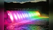 岩手・西和賀町の錦秋湖大滝で夏のライトアップ 幅50メートルの虹のカーテン 幻想的な光景 9月30日まで実施