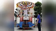 1979年制作の鳥取しゃんしゃん祭シンボル「大傘」、直径3.2メートルの雄傘と雌傘がJR鳥取駅前に登場