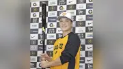 巨人坂本、通算300本塁打記念に越前漆塗りバット贈呈