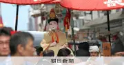 京都・祇園祭の長刀鉾稚児、白馬で社参の儀に臨み「神の使い」に