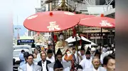 祇園祭「社参の儀」稚児が白馬で八坂神社参拝、神の使いに任命