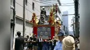 祇園祭・橋弁慶山で舁き初め、赤い和傘を試験設置