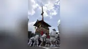 京都・祇園祭前祭、23基の山鉾が巡行 猛暑の中19万人が熱気