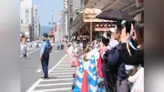 祇園祭山鉾巡行、沿道は身動き不能の人混み「満員電車のよう」