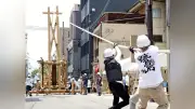 祇園祭後祭の山鉾建て進む、鷹山が「縄絡み」で伝統継承