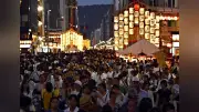 京都・祇園祭の宵山、浴衣姿の見物客で賑わう 最高気温35.9度