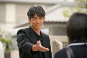 反町隆史『GTO』第2話、鬼塚英吉に解雇危機！生徒のタブレットに「鬼塚、はずそ」