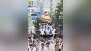 博多祇園山笠「集団山笠見せ」、商人の町・博多から城下町・福岡へ熱く駆け抜ける