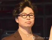 浜野謙太、父母とおそろいTシャツで顔出し親子3ショット「みんな笑顔が似てます」母の誕生日にレミゼT贈る