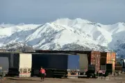 アルゼンチン大雪、チリ国境閉鎖でトラック1000台足止め、100人超避難