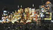 日田祇園の山鉾9基がJR日田駅前で集団顔見世、ちょうちん点灯に歓声
