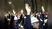北海道新幹線・札樽トンネル、２工区間が貫通　都市部で初
