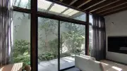 高い壁で庭を部屋の一部にした家を『渡辺篤史の建もの探訪』が紹介