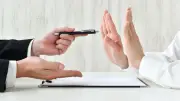 「次の台風で雨漏りしますよ」に「いま忙しいので」はダメ…屋根のプロ直伝「訪問業者を一発撃退するフレーズ」