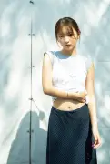 一ノ瀬瑠菜、週刊少年マガジン32号表紙でへそチラ夏グラビア披露