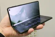 IIJ、モトローラ初の横折りスマホ「razr fold」を10万円値引き販売へ