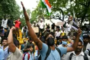 インド「ゴキブリ党」が政府と会談へ、モディ首相が試験漏えい問題で法改正約束
