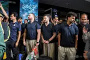 帰国したイラン代表に大歓声、W杯での厳しい戦い終えファンが温かく歓迎