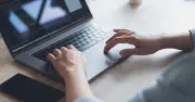 IT業界の平均年収を業種別に比較：ソフトウェア・サービス系、SI・システム開発系、クラウド・通信キャリア編（2026年版）
