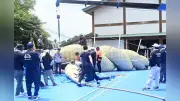 出雲大社神楽殿の大しめ縄、8年ぶり架け替えへ 人力と重機で大撚り合わせ
