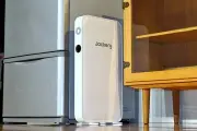 Jackery、厚さ67mmのスリムポータブル電源「SlimPower H1」発表。冷蔵庫横の隙間に設置