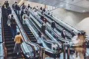 エスカレーター「歩かず立ち止まろう」 JR西日本の呼びかけにSNSで賛否