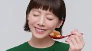 夏帆がやよい軒新CMで牛肉豆腐定食を堪能、だしの香りに笑顔