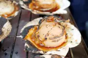 角上魚類所沢店で12t活魚車イベント 北海道産活ほたて250円で販売