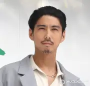 賀来賢人、37歳現在の自然体ショットに絶賛の声「骨格が素敵」