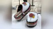 着物生地の草履風ミュールが都知事賞 東海林さん作品を天童で展示