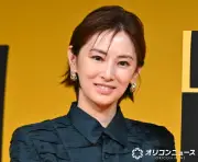 北川景子、黒タイトドレスで圧巻の美しさ ミシェル・ヨーと英語で談笑