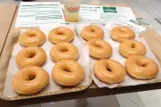 クリスピー・クリーム・ドーナツ20周年、史上初の「できたてオリグレ食べ放題」を東京2店舗で開催