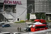 熊本地震死者13人、イオンモールで生存者捜索続く