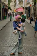 きゃりーぱみゅぱみゅ、パリでわが子と手つなぎ親子2ショット公開に反響