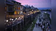 京都・鴨川の納涼床、江戸時代初期に始まった庶民の文化