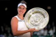 21歳ノスコバ、ウィンブルドン初優勝 第2セットの涙乗り越えチェコ対決制す