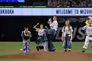 リトグリ・ミカ、ホークス戦でセレモニアルピッチ 川瀬晃のリズムアドバイスで70点