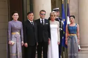 タイ国王にひざまずくマクロン仏大統領の画像はAI生成のフェイクとタイ外務省が確認