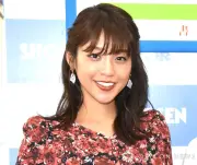 岡副麻希、長女とプール満喫の親子水着ショット公開「美しすぎるママ」反響