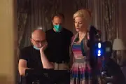 アン・ハサウェイ＆ジェシカ・チャステイン共演『隣人たち』メイキング映像公開
