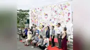 熊本地震10年、益城町の「復興のぼり旗」改装 さくらももこさんイラスト添え新装