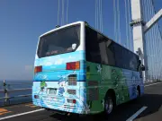 松島聡デザイン「淡路うず助」とすだちくんのコラボバス運行開始