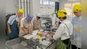 明法中2家庭科でハンバーガー作り、ひき肉こね焼き上げ「めっちゃうまい」